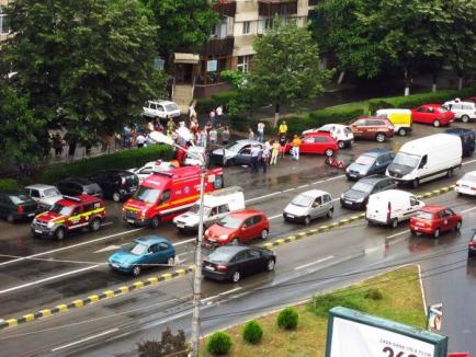 Ca să evite impactul cu un taxi, un şofer de Opel a intrat în alte două maşini